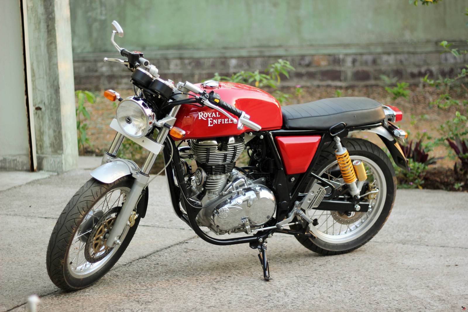 Royal-Enfield-Continental-GT-side